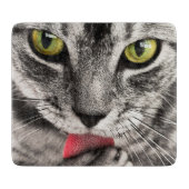 Tabby Cat Licking Paw Schneidebrett (Vorderseite)