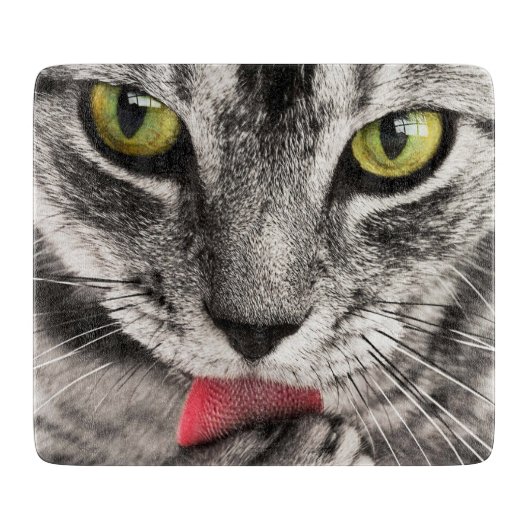 Tabby Cat Licking Paw Schneidebrett (Vorderseite)