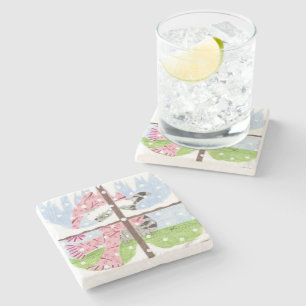 Tabby Cat mit Blick aus dem Untersetzer aus Stein