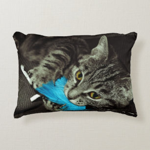 Tabby Cat mit Feather von Shirley Taylor Dekokissen