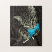 Tabby Cat mit Feather von Shirley Taylor Puzzle (Vertikal)