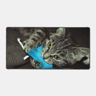Tabby Cat mit Feather von Shirley Taylor Schreibtischunterlage