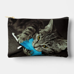 Tabby Cat mit Feather von Shirley Taylor Zubehörtasche