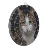 Tabby Cat mit grünen Augen gegen schwarzen Hinterg Dartscheibe (Vorderseite Links)