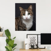 Tabby Cat mit grünen Augen gegen schwarzen Hinterg Poster (Heimbüro)