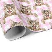 Tabby Cat On Pink Gingham Geschenkpapier (Rolleneckpunkt)