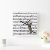 Tabby Cat On Sheet Music Quadratische Wanduhr (Zuhause)