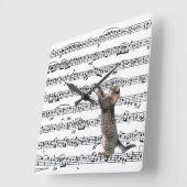 Tabby Cat On Sheet Music Quadratische Wanduhr (Winkel)