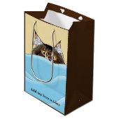 Tabby Cat Peeking Blue Funny Mittlere Geschenktüte (Vorderseite Schrägansicht)