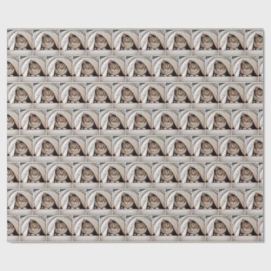 Tabby Cat versteckt sich unter einer Decke Geschenkpapier (Flach)