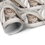 Tabby Cat versteckt sich unter einer Decke Geschenkpapier (Rolleneckpunkt)