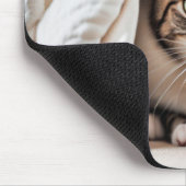 Tabby Cat versteckt sich unter einer Decke Mousepad (Ecke)