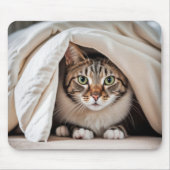Tabby Cat versteckt sich unter einer Decke Mousepad (Vorne)