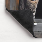 Tabby Cat vor der Tür Mousepad (Ecke)