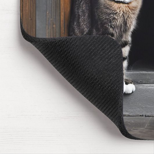Tabby Cat vor der Tür Mousepad (Ecke)