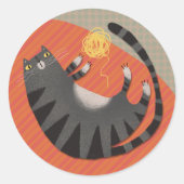 Tabby Cat with Yarn Runder Aufkleber (Vorderseite)
