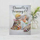 Tabby Cat Womans 60. Geburtstagsfeier Einladung (Stehend Vorderseite)