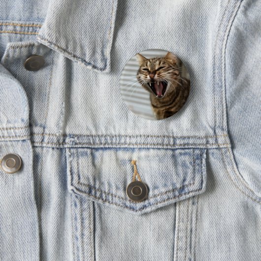 Tabby Cat Yawning Artistic Portrait Button (Beispiel)