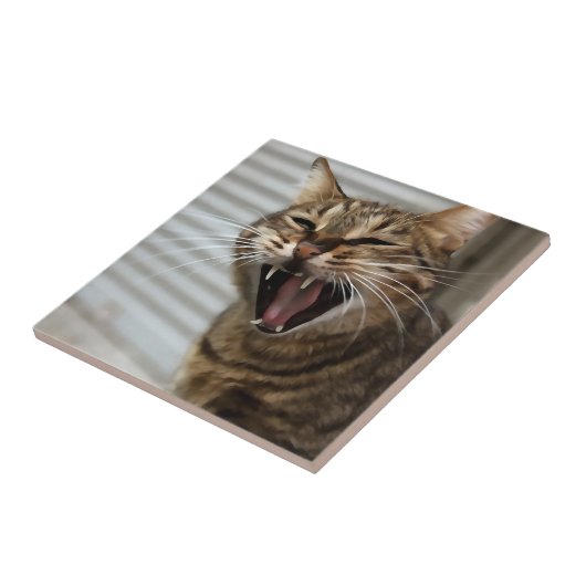 Tabby Cat Yawning Artistic Portrait Fliese (Seite)