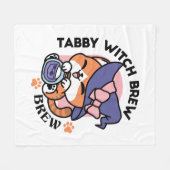 Tabby Hexentrank – Süßes Halloween-Katzendesign Fleecedecke (Vorderseite (Horizontal))