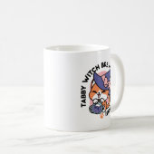 Tabby Hexentrank – Süßes Halloween-Katzendesign Kaffeetasse (VorderseiteRechts)