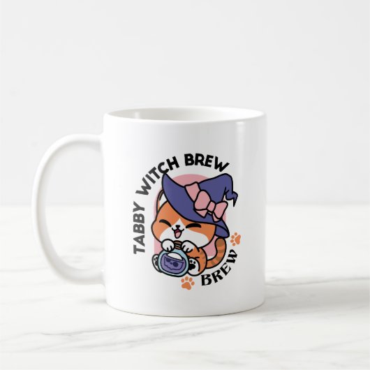 Tabby Hexentrank – Süßes Halloween-Katzendesign Kaffeetasse (Links)