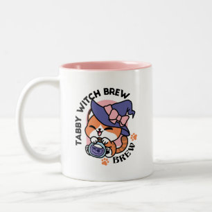 Tabby Hexentrank – Süßes Halloween-Katzendesign Zweifarbige Tasse