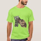 Tabby-Kätzchen, das einen Pitbull-Kuss erhält T-Shirt (Vorderseite)