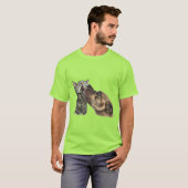 Tabby-Kätzchen, das einen Pitbull-Kuss erhält T-Shirt (Vorne ganz)