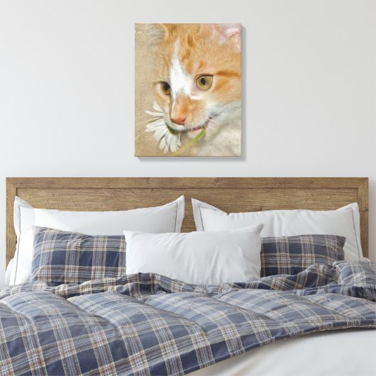 Tabby Kätzchen mit Daisy Leinwanddruck (Insitu (Schlafzimmer))