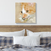 Tabby Kätzchen mit Daisy Leinwanddruck (Insitu (Schlafzimmer))