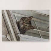 Tabby Katze, die dich vom Fenster aus beobachtet Puzzle (Horizontal)