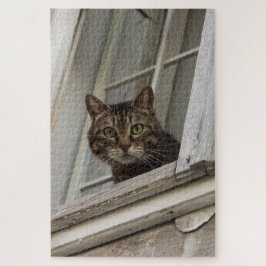 Tabby Katze, die dich vom Fenster aus beobachtet Puzzle