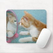 Tabby-Katze, die in Spiegel schaut Mousepad (Mit Mouse)