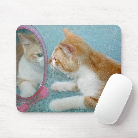 Tabby-Katze, die in Spiegel schaut Mousepad (Mit Mouse)