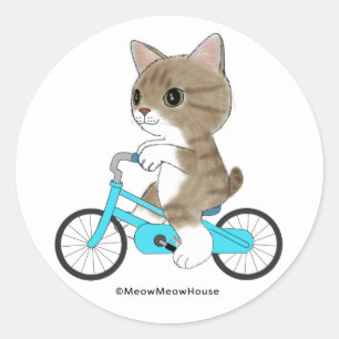 Tabby Katze fährt Fahrrad. Runder Aufkleber