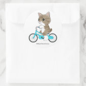 Tabby Katze fährt Fahrrad. Runder Aufkleber (Tasche)