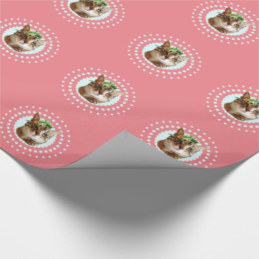Tabby-Katze mit Weihnachtsstechpalmen-Packpapier Geschenkpapier (Ecke)