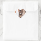 Tabby Kitten auf dem Tisch Herz-Aufkleber (Tasche)