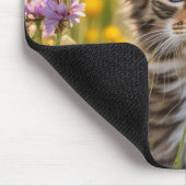Tabby Kitten auf der Wiese Mousepad (Ecke)