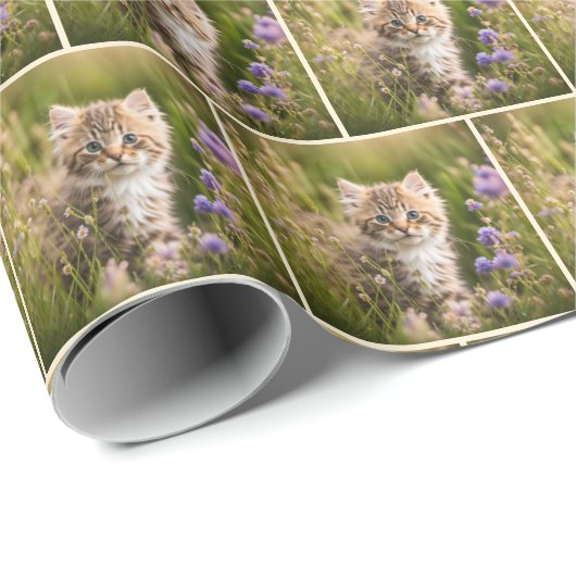 Tabby Kitten in Wildblumen Geschenkpapier (Rolleneckpunkt)