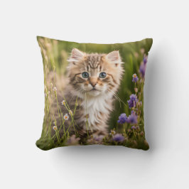 Tabby Kitten in Wildblumen Kissen
