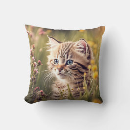 Tabby Kitten in Wildblumen Kissen