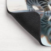 Tabby Kitten Reflektion in einer Pfütze Mousepad (Ecke)