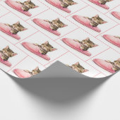 Tabby Kitten Sleeping in a Pink Slipper Geschenkpapier (Ecke)