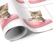 Tabby Kitten Sleeping in a Pink Slipper Geschenkpapier (Rolleneckpunkt)