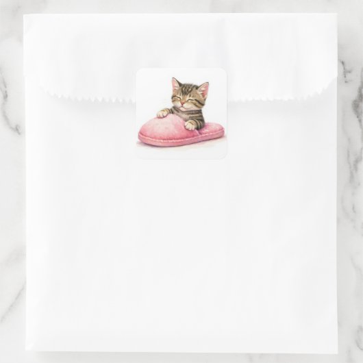 Tabby Kitten Sleeping in a Pink Slipper Quadratischer Aufkleber (Tasche)