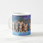 Tabby Kittens in einer Reihe Kaffeetasse (Vorderseite Links)