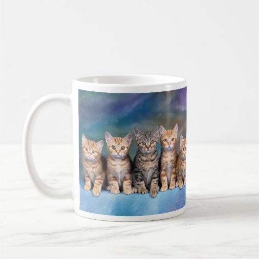 Tabby Kittens in einer Reihe Kaffeetasse (Links)