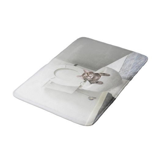 Tabby-Miezekatze in der Toilette Badematte (Schrägansicht)